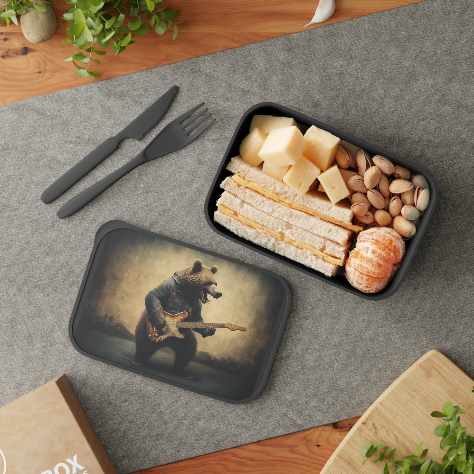 Grizzly Bear Wailing on Guitar | PLA Bento Box with Band and Utensils